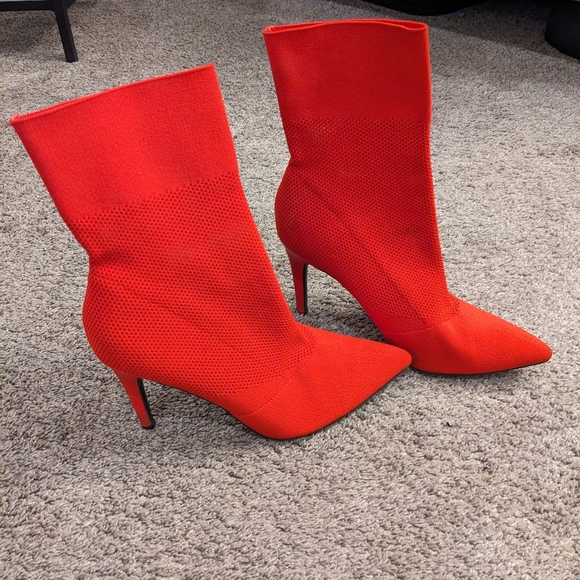 Red heeled boots - Picture 2 of 3